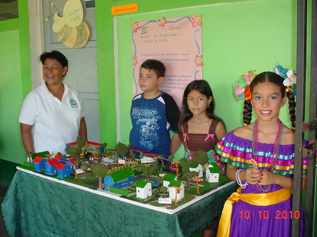 Los ninos ensenan en Feria Cientifica como limpiar un arroyo de Masaya
